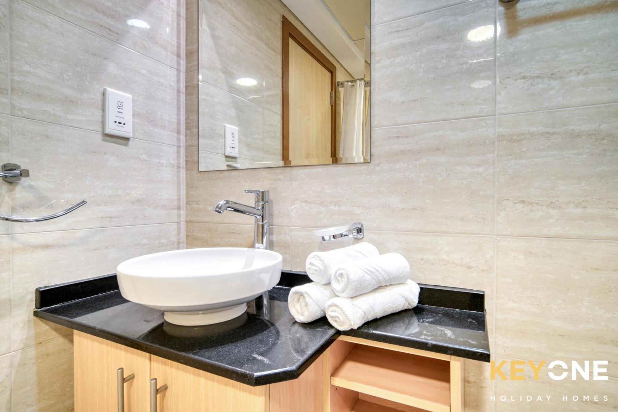 Captivating Sky & Sea Views In Two Bedroom Suite Apartment *