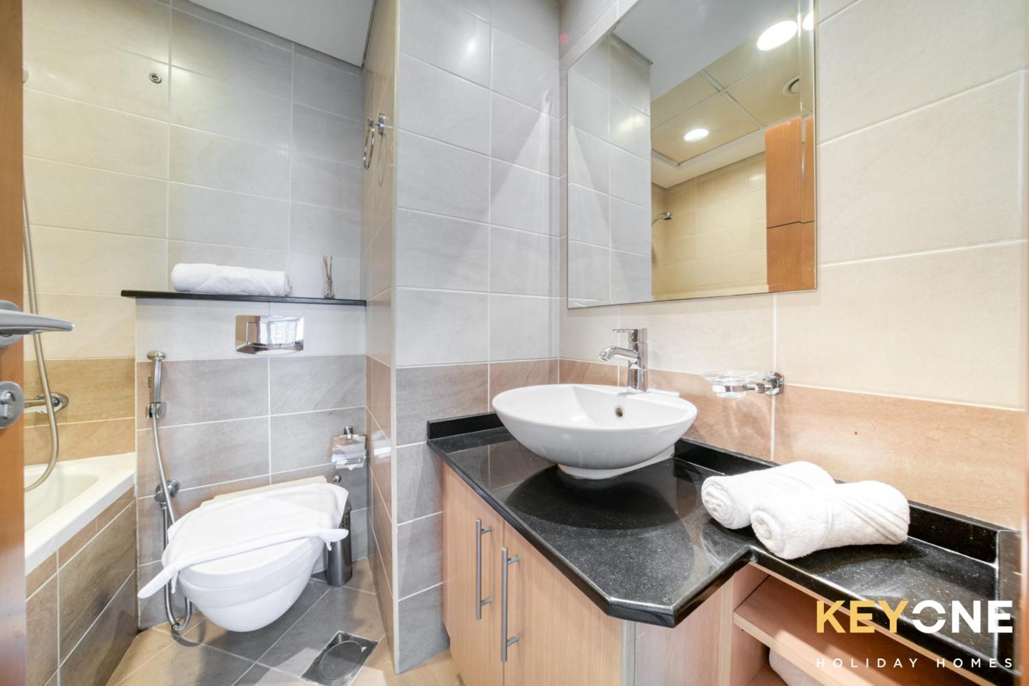 Apartment Captivating Sky & Sea Views In Two Bedroom Suite *